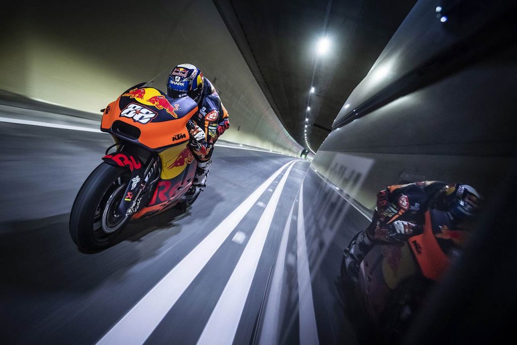 KTM Motorrad im Tunnel